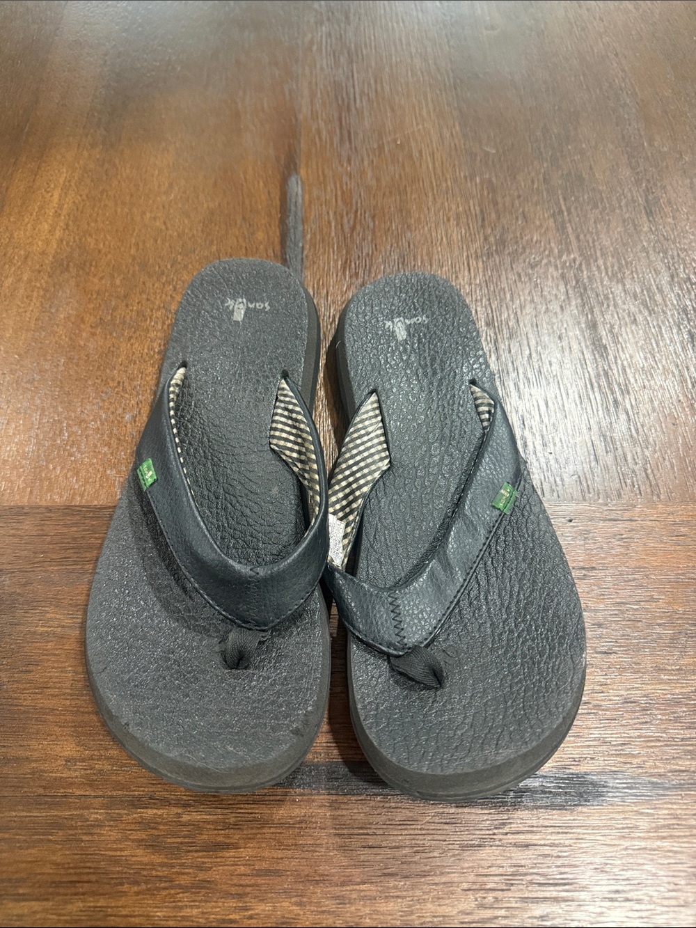 Size 8 women’s Sanuk Black Flip Flop Sandals - Comfortable Everyday Wear